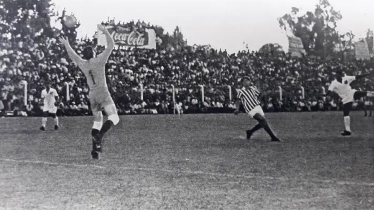 Remata Pelé. Fue en 1964, en la cancha de Godoy Cruz. El Santos de Brasil le ganó entonces al Tomba 3 a 2.