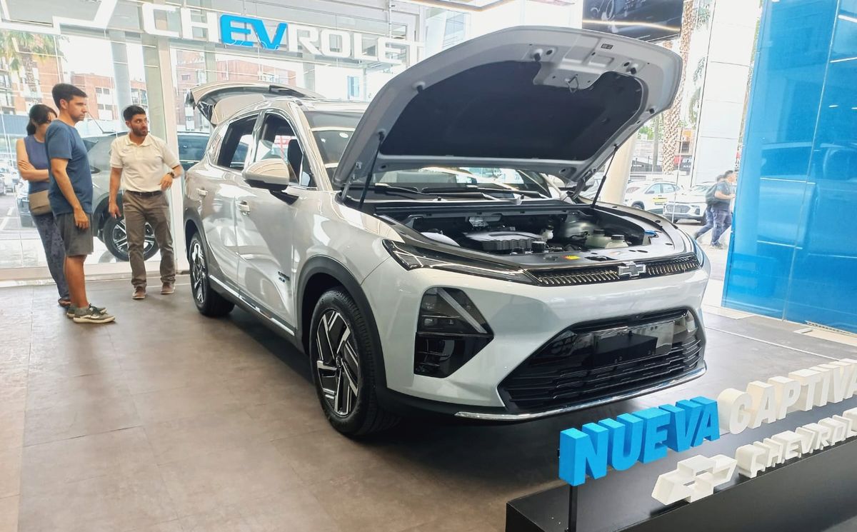 Territorio Yacopini, la red de concesionarios más grande del país, abrió sus puertas para presentar un vehículo que marca un antes y un después para la marca: la Chevrolet Captiva PHEV. Territorio Yacopini, la red de concesionarios más grande del país, abrió sus puertas para presentar un vehículo que marca un antes y un después para la marca: la Chevrolet Captiva PHEV.