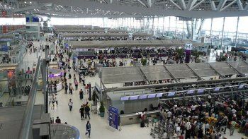 China: tres turistas, con el vuelo retrasado, se quejaron y ahora están en una lista negra