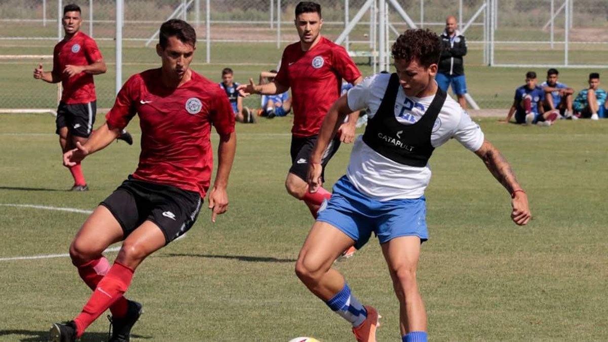 FADEP jugó su prmer amistoso ante la Reserva del Tomba. Foto: Pablo González