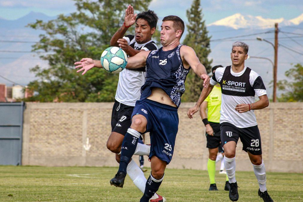 Gimnasia y Esgrima e Independiente Rivadavia jugaron en Las Heras.