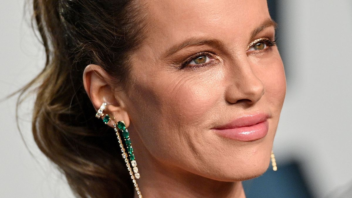 Kate Beckinsale confirma que es la reina de los ultra recortes al ras y  paraliza el shiny