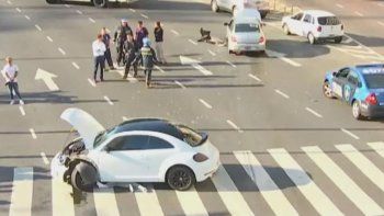 Un futbolista se metió en contramano por el Obelisco y chocó de frente con otro auto