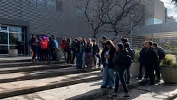 Los alumnos de la UNCuyo se acercaron al Hospital Central para saber cómo sigue el estado de salud de sus compañeros.