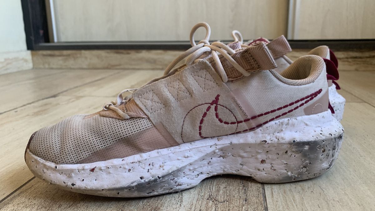 Trucos caseros. La parte blanca de las zapatillas deportivas es la zona que más se ensucia.