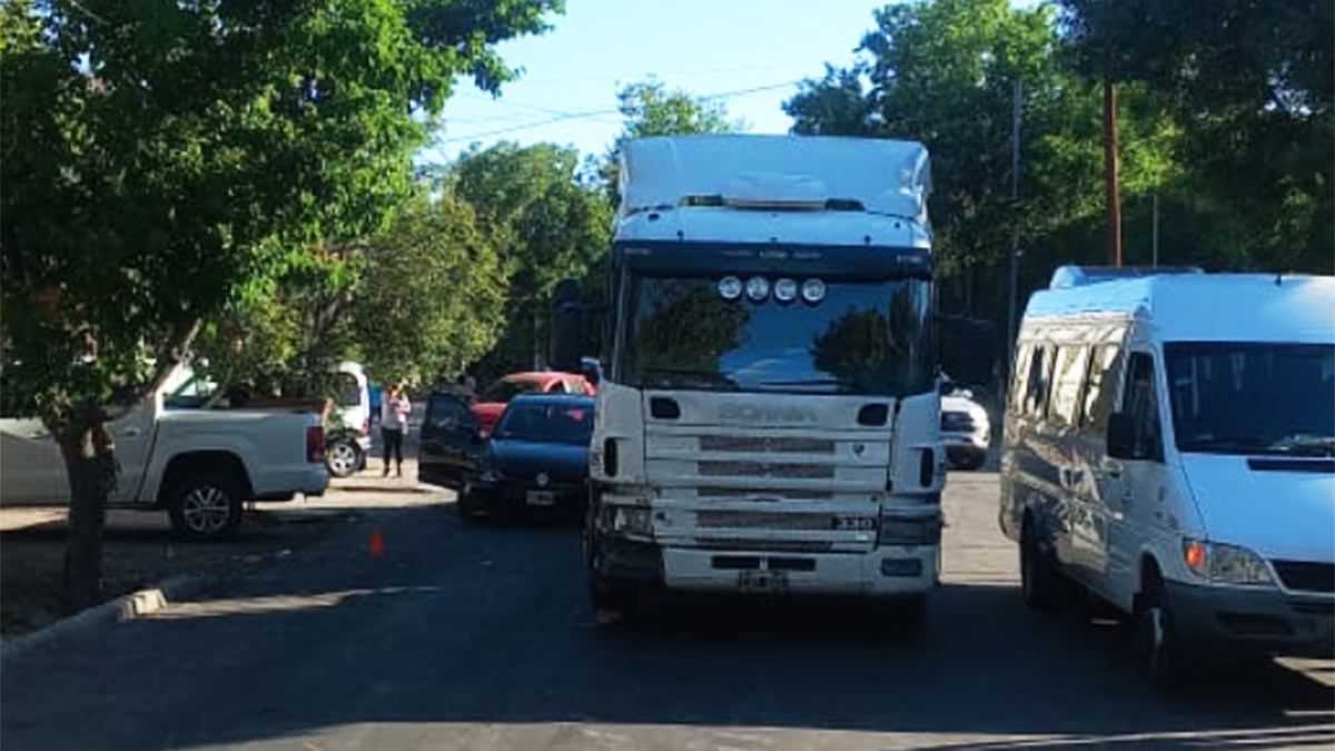 Espectacular accidente: un camión se quedó sin frenos y chocó a ocho vehículos en Guaymallén