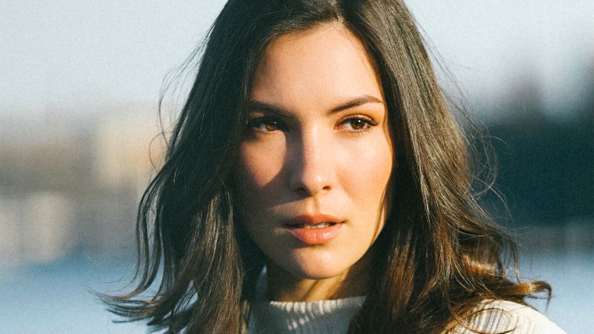 La actriz Leonie Vincent interpreta a Lejla Ness en la película de Netflix.
