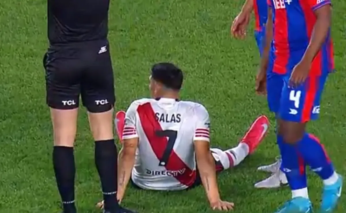 Maximiliano Salas se retiró lesionado acusando un fuerte dolor en su rodilla Maximiliano Salas se retiró lesionado acusando un fuerte dolor en su rodilla