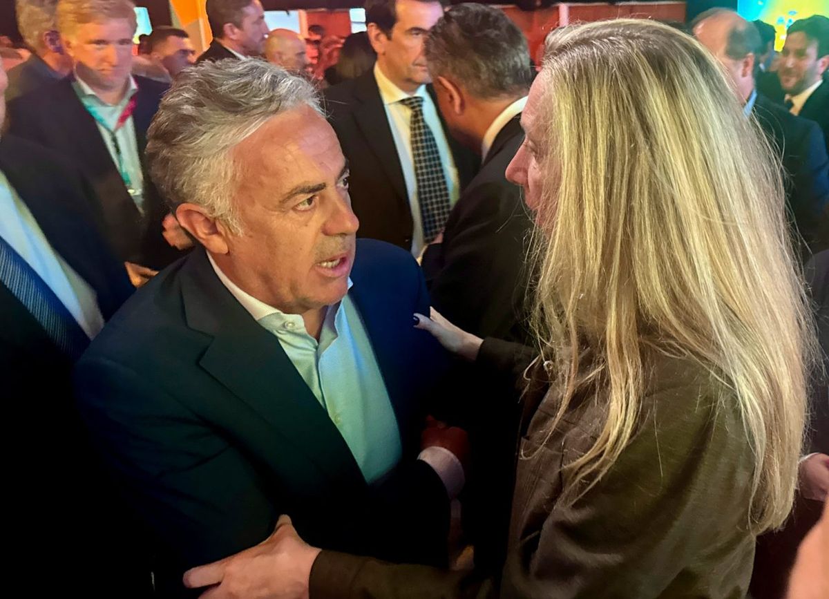 El saludo de Alfredo Cornejo con Karina Milei. El saludo de Alfredo Cornejo con Karina Milei.