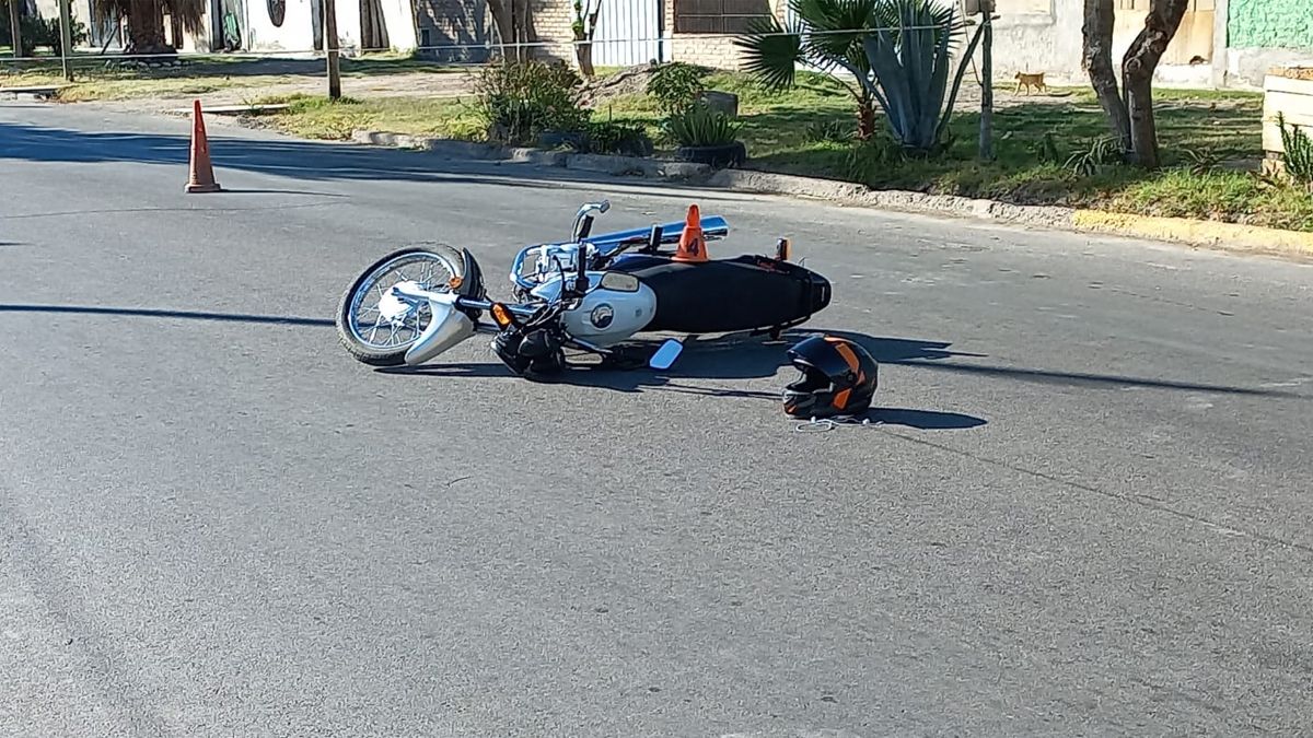 Así quedó la moto de los dos hombres que atropellaron a la joven de 22 años en el interior del barrio 26 de Enero, de Las Heras.
