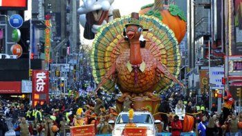 Globos, carrozas y bandas en tradicional desfile de Nueva York