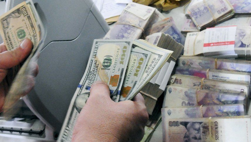 En plena campaña electoral, la demanda es por el peso y no por el dólar