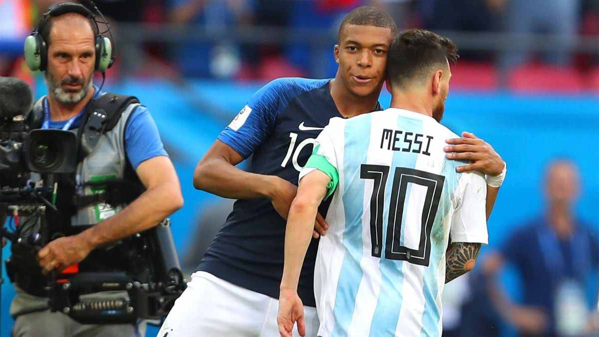 Kylian Mbappé y Lionel Messi, de Francia y Argentina, son compañeros en el PSG.