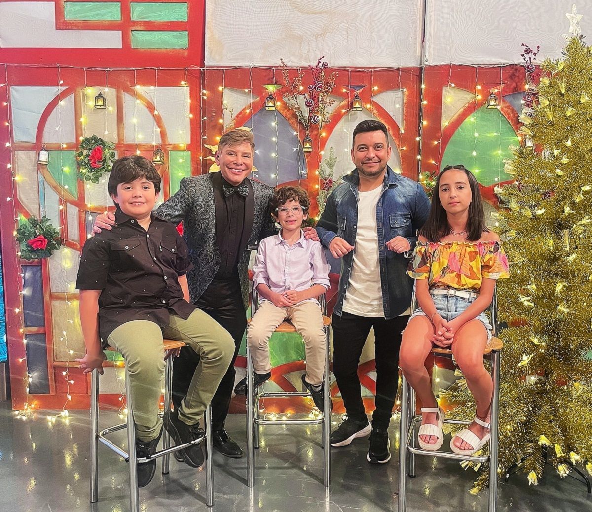 Gabriel Canci junto a los&nbsp; niños cantores y&nbsp; Matías Zambroni.