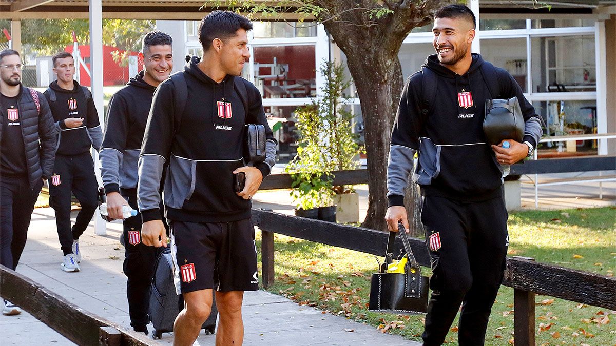 Enzo Pérez sonrie con sus compañeros en la llegada de Estudiantes a Santiago del Estero.