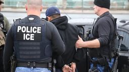 Ante un operativo migratorio intensificado en Chicago, las escuelas comenzaron a distribuir folletos con el mensaje “Know Your Rights” (Conoce tus derechos) entre estudiantes.