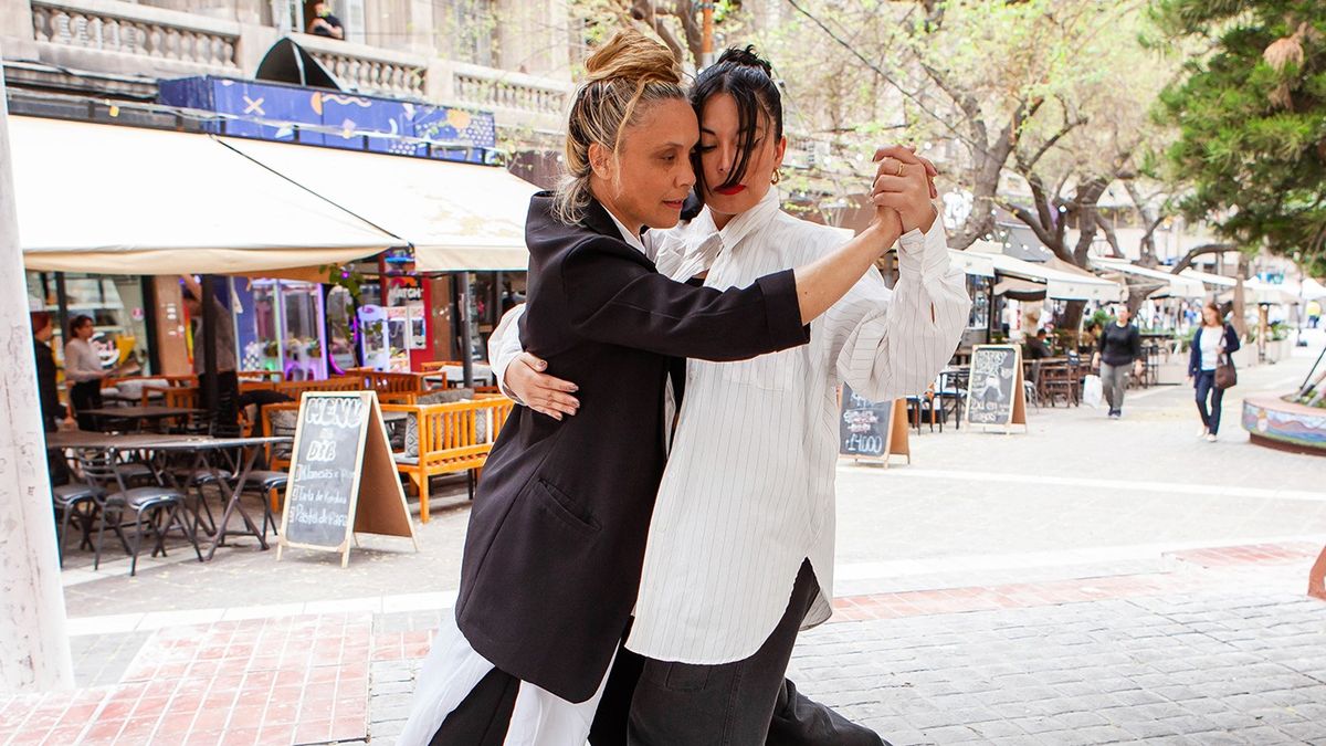 La pareja de tango integrada por Vanina Mendez y Ailín Rutchle debutará en el festival este martes.