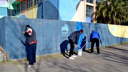 Los jugadores de hanball pintando parte de las instalaciones del Ribosqui.