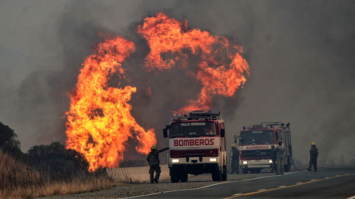 Bomberos continjuan combatiendo los focos de incendio en las zonas serranas de la provincia.