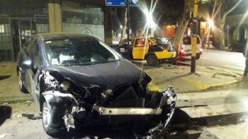 Violento choque entre un taxi y un auto, en la esquina de Montevideo y Chile
