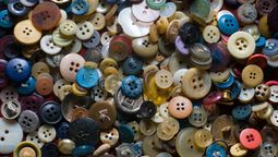 Paso a paso para crear un llavero usando botones sueltos que tienes en casa Paso a paso para crear un llavero usando botones sueltos que tienes en casa