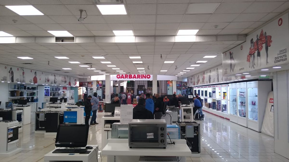 Cabildeos entre el personal de Garbarino sucursal Shopping por el futuro laboral.