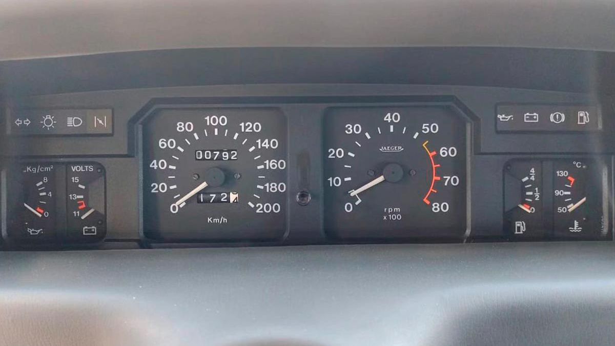 El cuentakilómetros u odómetro acusa apenas 792 kilómetros en este Peugeot 504. El cuentakilómetros u odómetro acusa apenas 792 kilómetros en este Peugeot 504.