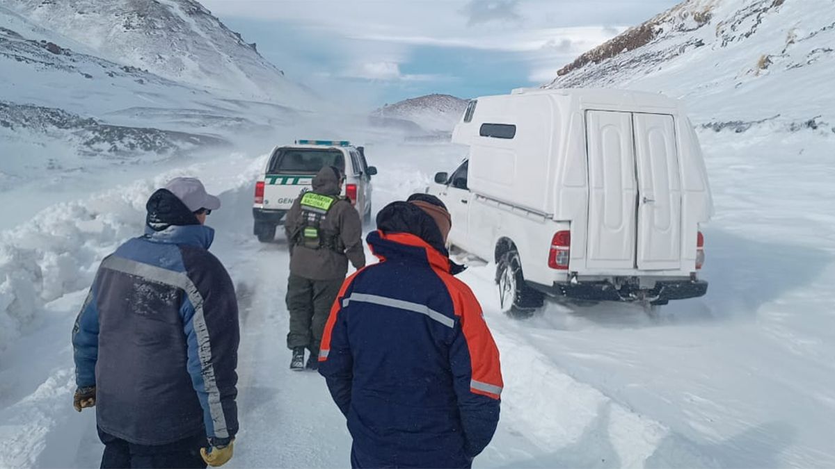 Video: Gendarmería rescató a una familia varada en la nieve en las cercanías del paso Pehuenche