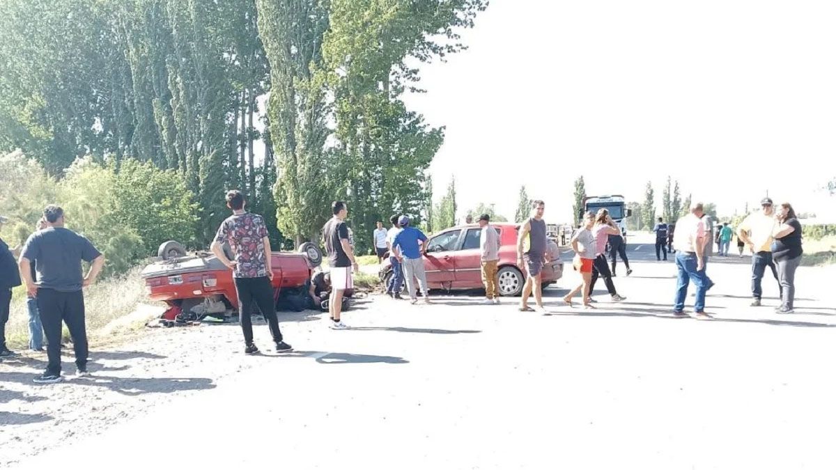 Por el accidente de frente en la ruta 143, el auto donde circulaba la policía volcó y quedó con sus ruedas hacia arriba. Por el accidente de frente en la ruta 143, el auto donde circulaba la policía volcó y quedó con sus ruedas hacia arriba.