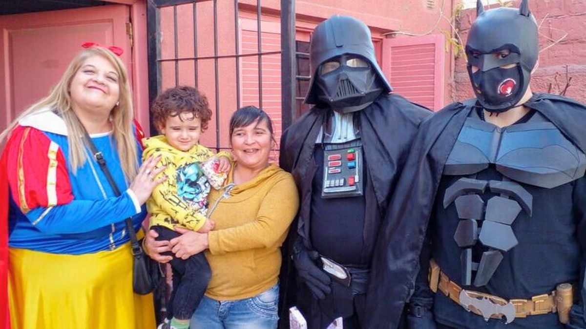 Claudia y sus mellizos haciendo visitas en barrios carenciados. Sus hijos nacieron en 1989 con hipoacusia. Claudia y sus mellizos haciendo visitas en barrios carenciados. Sus hijos nacieron en 1989 con hipoacusia.