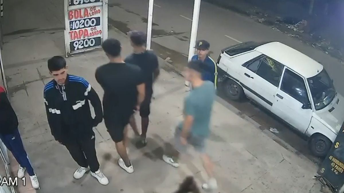 Un joven de 19 años fue asesinado a puñaladas en la puerta de un kiosco en medio de una violenta discusión con otros tres sujetos Un joven de 19 años fue asesinado a puñaladas en la puerta de un kiosco en medio de una violenta discusión con otros tres sujetos