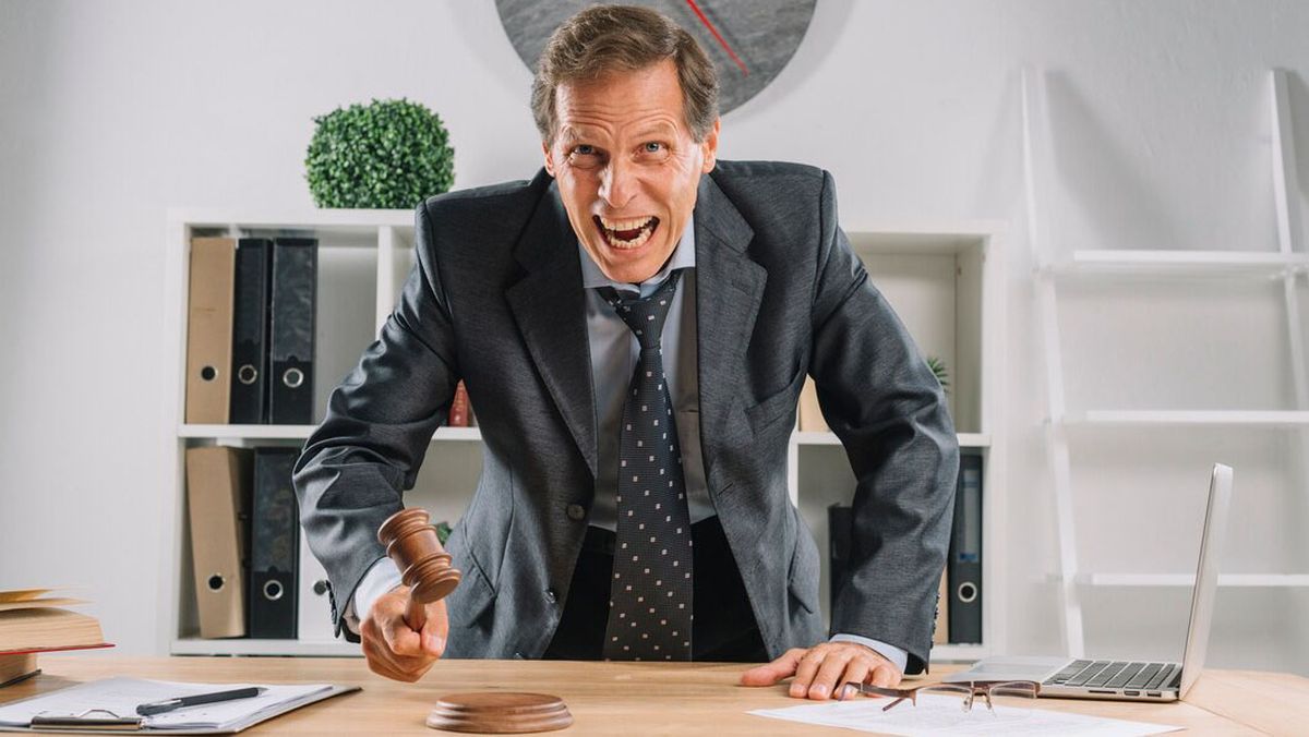 Un jefe excesivamente controlador y poco empático es un jefe con pocas luces. Un jefe excesivamente controlador y poco empático es un jefe con pocas luces.