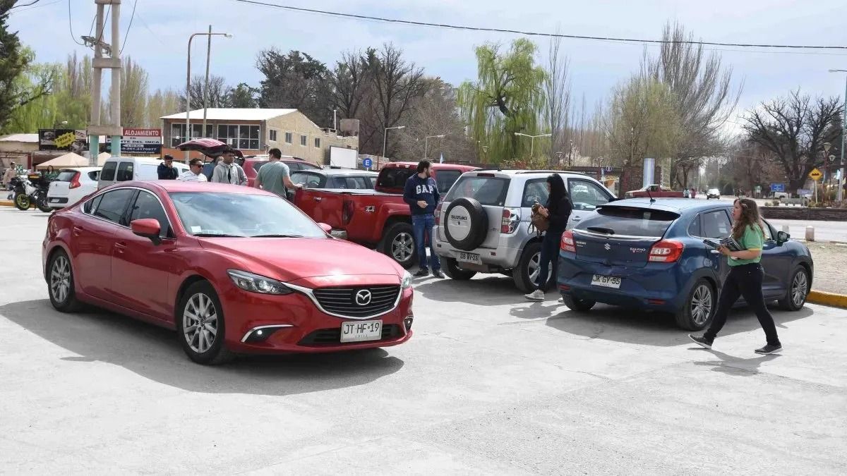 Alentados por el cambio favorable, y las buenas propuestas turísticas de Mendoza, este fin de semana largo fueron decenas de miles los autos con patentes chilenas paseando por nuestras rutas.