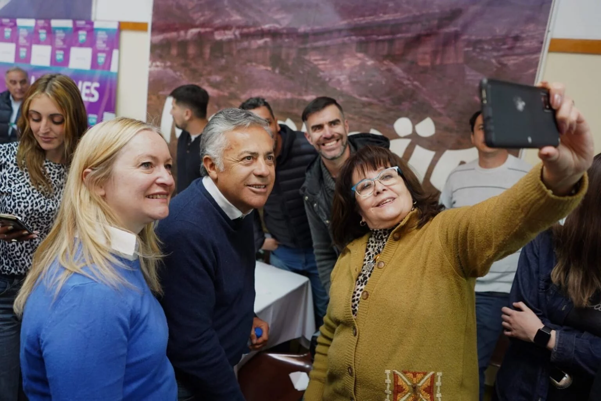 Alfredo Cornejo y Hebe Casado, de gira proselitista.