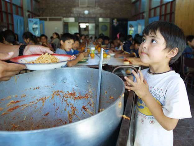 Adem&aacute;s de las meriendas escolares, el Estado distribuye raciones de comidas en algunas escuelas de la provincia.