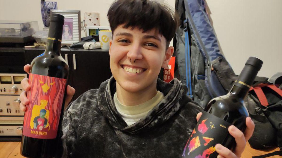 Melo (24), estudiante de Diseño Gráfico y uno de los autores de las etiquetas.