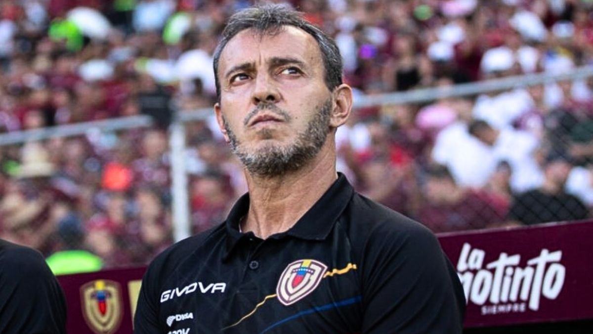 Fernando Batista dejó de ser el entrenador de Venezuela tras no clasificar al Mundial 2026. 