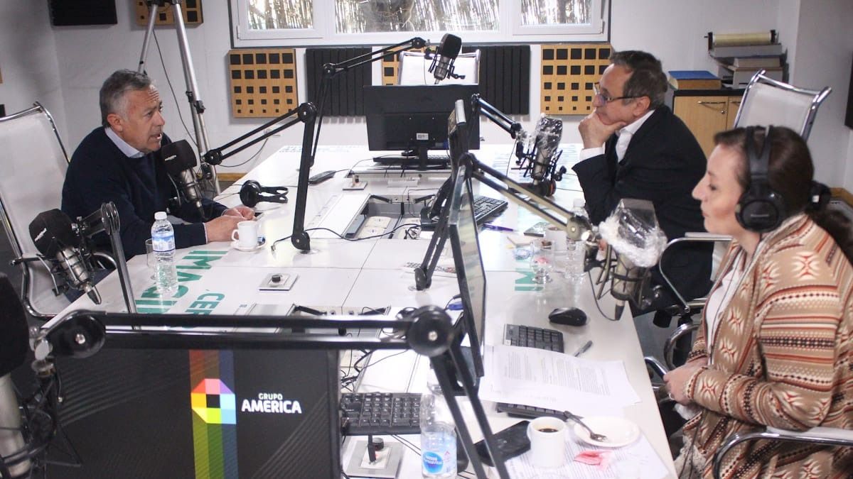 El candidato de Cambia Mendoza dialogó con los periodistas Carina Scandura y Carlos Hernández. El candidato de Cambia Mendoza dialogó con los periodistas Carina Scandura y Carlos Hernández.