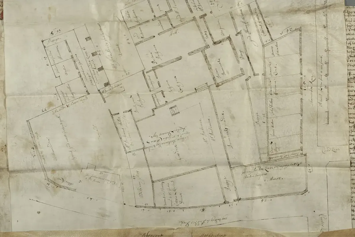 El hallazgo de este plano en los Archivos de Londres permiti&oacute; identificar, tras siglos de incertidumbre, la distribuci&oacute;n exacta de la propiedad que el dramaturgo adquiri&oacute; en 1613. El documento muestra una estructura en forma de L con dimensiones que confirman el estatus econ&oacute;mico que el autor alcanz&oacute; hacia el final de su vida profesional. Esta pieza cartogr&aacute;fica permaneci&oacute; oculta en cajas de escrituras antiguas hasta que una investigaci&oacute;n sobre el teatro Blackfriars permiti&oacute; vincularla definitivamente con la residencia del escritor en la capital inglesa.