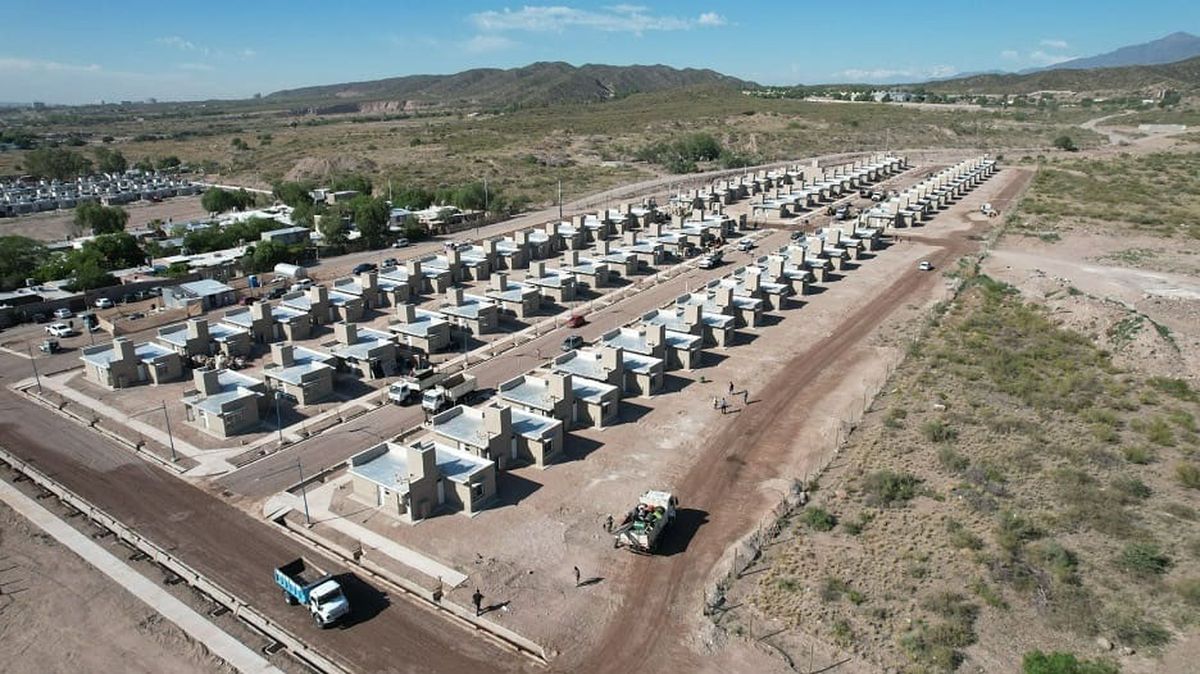 Las nuevas viviendas entregadas en Godoy Cruz están ubicadas en el antiguo asentamiento Urundel. Las nuevas viviendas entregadas en Godoy Cruz están ubicadas en el antiguo asentamiento Urundel.