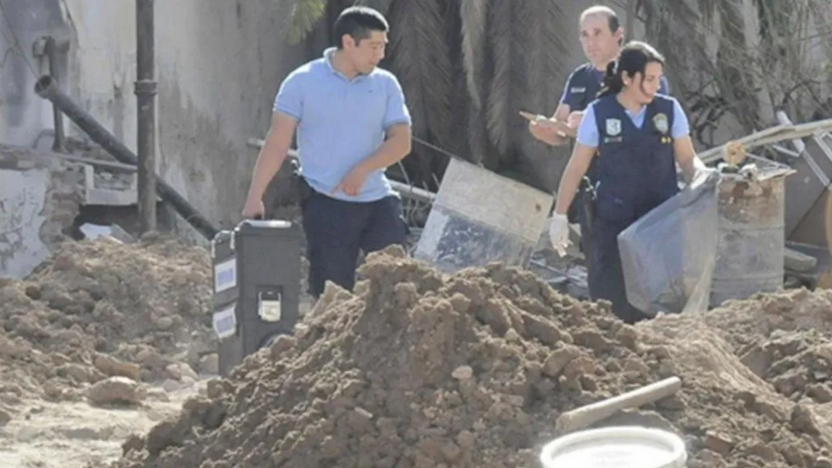 Hallaron una caja enterrada con una pierna humana dentro