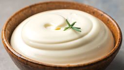 La mayonesa de ajo se puede hacer con una receta&nbsp; que lleva simples pasos.