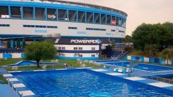 Racing: se ahogó en la pileta del club y pelea por su vida