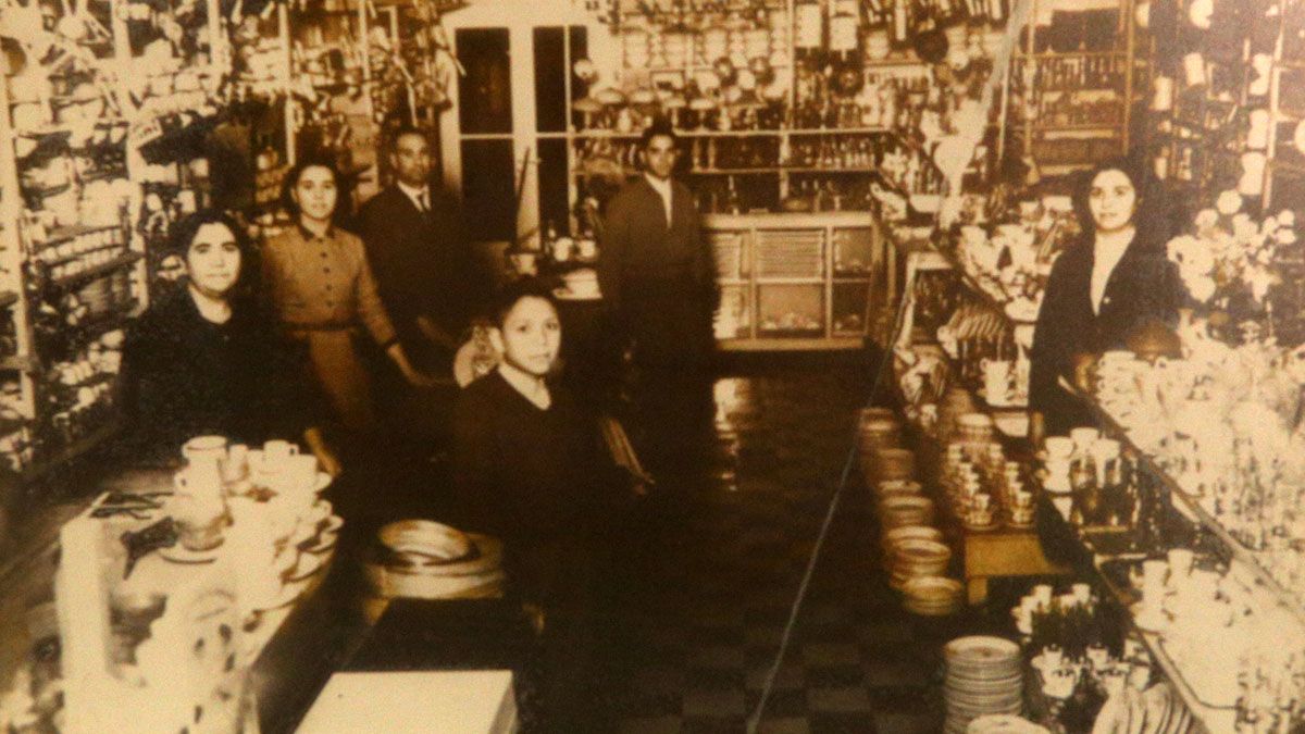 Foto de época, con los Salamone posando en el salón de ventas del local de calle Córdoba, la casa matriz.