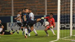 Petrasso convierte el gol de la victoria (UNO/Nicolás Rìos)