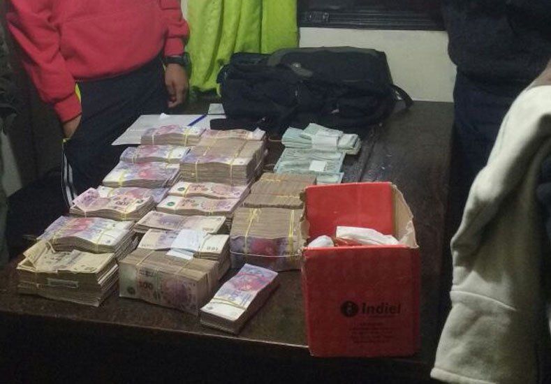 Arrojaron desde un auto más de un millón de pesos, dólares y cheques