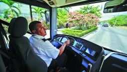 Un conductor al volante de un bus eléctrico de fabricación china en Yumbo, Colombia. XINHUA &nbsp;