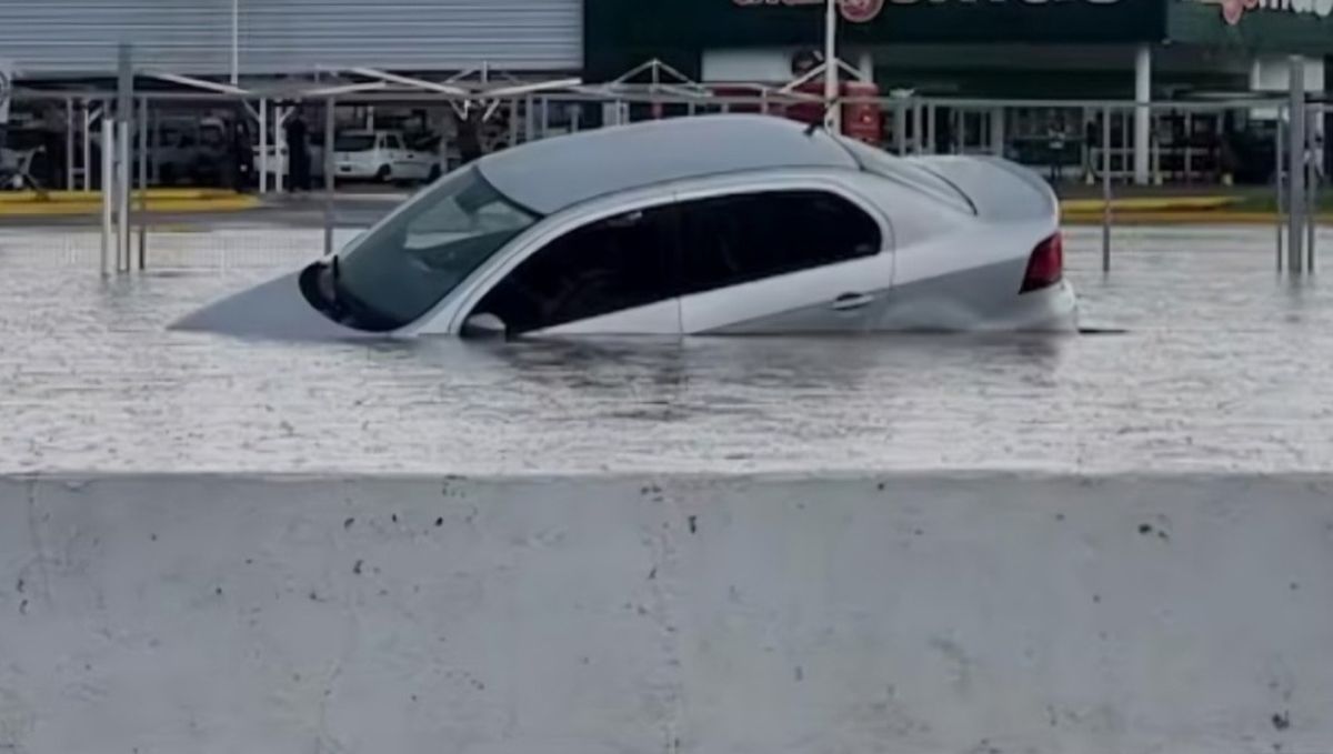 El triste final de un auto durante las inundaciones cerca del estadio Arena Maipú