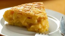 La receta de tortilla de papas española queda exquisita cuando el punto en su interior es babé.