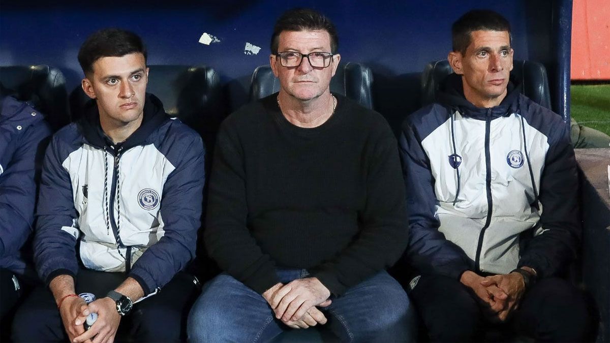 Alfredo Berti, DT de Independiente Rivadavia, se fue expulsado en el segundo tiempo del encuentro ante Boca. Foto: Cristian Lozano (Diario UNO). Alfredo Berti, DT de Independiente Rivadavia, se fue expulsado en el segundo tiempo del encuentro ante Boca. Foto: Cristian Lozano (Diario UNO).